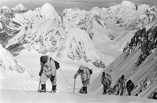 △1960年5月，中國(guó)登山隊(duì)隊(duì)員在海拔7150米的冰雪坡上行進(jìn)。