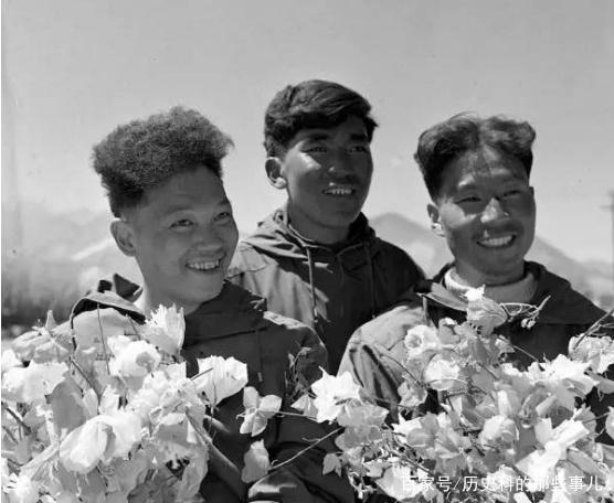 △1960年5月25日凌晨4點(diǎn)20分，中國(guó)登山隊(duì)隊(duì)員成功登上珠穆朗瑪峰。（右起）王富洲、貢布（藏族）和屈銀華。